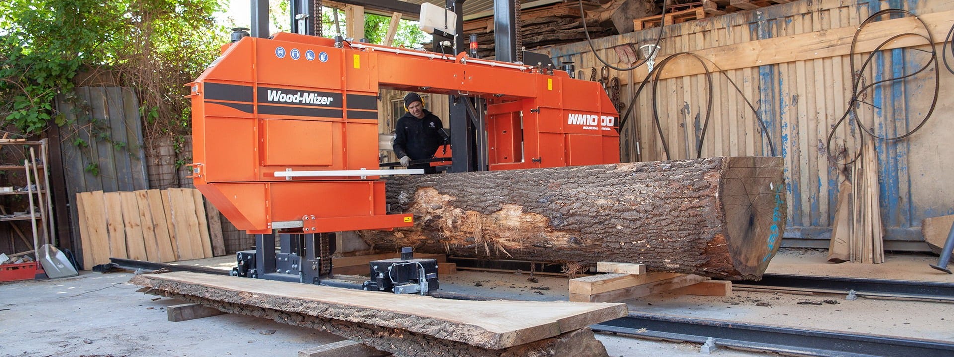 The Wood-Mizer WM1000 sawmill for cutting huge logs